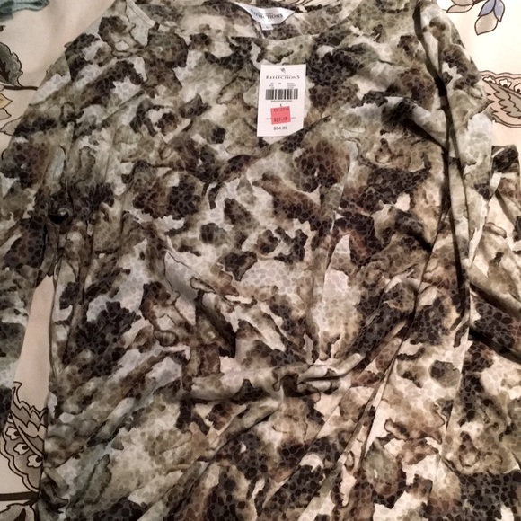 Ladies top light and slimming style - Picture 3 of 3